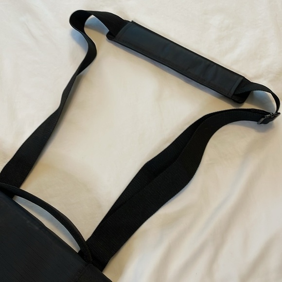 HIGHER GROUND Profile Slim Top Loading Compact Shoulder Bag for Tablet Laptop - Picture 11 of 12